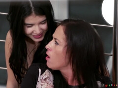 Bruinharig, Latijnse vrouw, Lesbisch, Moeder die ik wil neuken, Kut duiken, Geschoren, Speelgoed, Vibrator