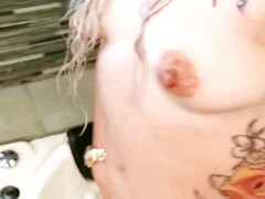Blondine, Masturbation, Rasiert, Schlampe, Tätowierung, Jungendliche (18+), Titten, Nass
