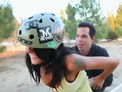 Gros cul, Sucer une bite, Brunette brune, Tir de sperme, Faciale, Branlette thaïlandaise, Hard