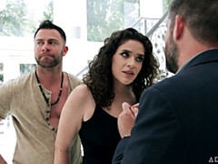 18 ans, Grosse bite, Sucer une bite, Brunette brune, En levrette, Seins naturels, Adolescente, Nénés