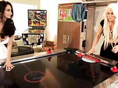 Küssen, Lesbisch, Lingerie, Masturbation, Milf, Muschi, Rasiert, Entkleiden