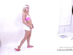 Amateur, Baby sitter, Blonde, Collège université, Public, Réalité, Solo, Adolescente