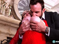 Gros cul, Gros seins, Sucer une bite, Brunette brune, Tir de sperme, Seins naturels, Nénés