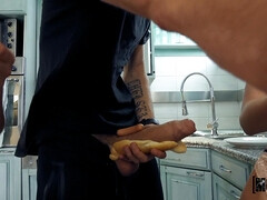 Grosser schwanz, Blasen, Frau frau mann, Küche, Lecken, Monster, Jungendliche (18+), Flotter dreier