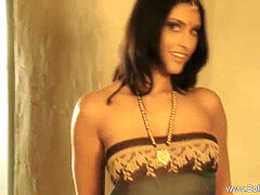 super-cute queen Dances and taunts