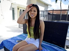 Sucer une bite, Brunette brune, En levrette, Faciale, De plein air, Piscine, Chatte, Tatouage