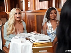 Grote kont, Vingeren, Likken, Masturbatie, Moeder die ik wil neuken, Geschoren, Strippen, Tieten likken