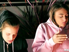 Leie, Grosser arsch, Brille, Lesbisch, Masturbation, Natürlichen titten, Im freien, Rock