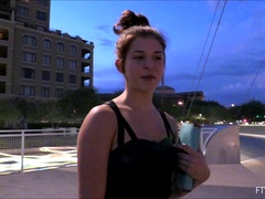 Extrem, Fingern, Masturbation, Öffentlich, Solo, Weibliche ejakulation, Spielzeuge, Unter dem rock