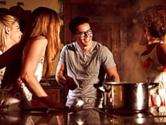 Grosser schwanz, Blasen, Hundestellung, Flotter vierer, Küssen, Natürlichen titten, Dürr, Titten