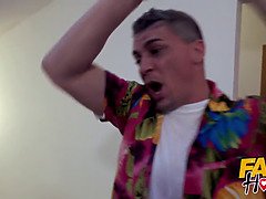 Tetas grandes, Garganta profunda, Divertido, Lamidas, Coño, Cabello corto, Tatuaje, Mojado