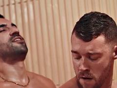 Любители, Анальный секс, Семяизвержение, Геи, Мускулы, Сауна, Тату, Втроем