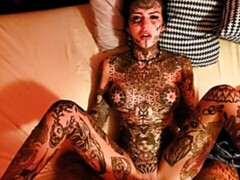 Grosser schwanz, Blasen, Fingern, Masturbation, Natürlichen titten, Rasiert, Dürr, Tätowierung