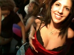 Amateur, Gros seins, Sucer une bite, Brunette brune, Plantureuse, Branlette thaïlandaise, Interracial, Mère que j'aimerais baiser