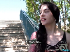 Amerikanisch, Schwarz, Braunhaarige, Europäisch, Handjob, Natürlichen titten, Im freien, Öffentlich