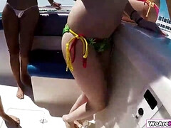 Blondine, Blasen, Braunhaarige, Kehlenfick, Gruppe, Hd, Im freien, Reiten