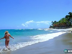 Tetas grandes, Rubia, Morena, Tetona, Linda, Natural, Tetas naturales, Piscina