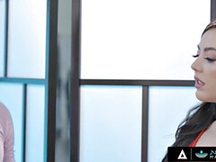 Sucer une bite, En levrette, Branlette thaïlandaise, Massage, Huilée, Public, Réalité, Voyeur