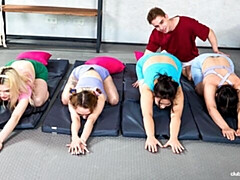 18 jaar, Grote kont, Pijpbeurt, Hondjeshouding, Natuurlijke tieten, Orgie, Tiener, Tieten likken