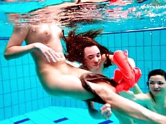 Brunette brune, Fétiche, Petite amie, Hd, Piscine, Public, Adolescente, Plan cul à trois