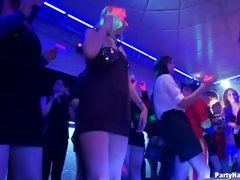 Blasen, Braunhaarige, Bekleidet, Hundestellung, Party, Rock, Ablutschen, Swingers