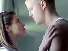 Amateur, Salle de bains, Grosse bite, Sucer une bite, Brunette brune, En levrette, Maigrichonne