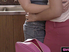 Любители, Брюнетки, На кухне, Лесбиянка, Лизание