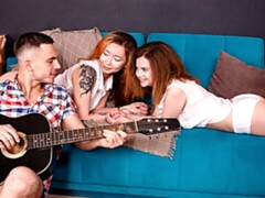 Grosse bite, Sucer une bite, En levrette, 2 femmes 1 homme, Seins naturels, Petite femme, Rousse roux, Nénés