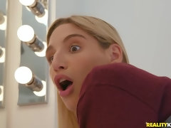 Leie, Grosse titten, Blondine, Europäisch, Lecken, Natürlichen titten, Muschi, Kurzes haar