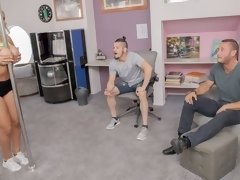 In den arsch, Doppelpenetration, Lecken, Mann mann frau, Muschi, Entkleiden, Flotter dreier, Titten