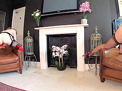 Britannique, Conversation vulgaire, Talons, Lingerie, Mature, Rousse roux, Jarretelles, Jouets