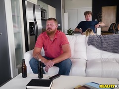 Leie, Arsch, Tussi, Hundestellung, Küche, Natürlichen titten, Piercing, Titten