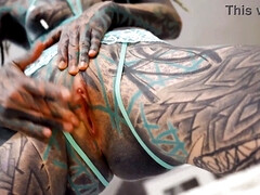 Grosser schwanz, Blasen, Hundestellung, Aufs gesicht abspritzen, Lecken, Piercing, Muschi, Tätowierung