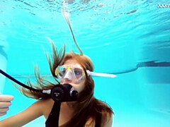 Braunhaarige, Frau, Fetisch, Ungarisch, Pool, Öffentlich, Solo, Jungendliche (18+)