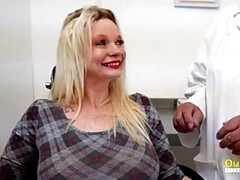 Grote mammen, Rondborstig, Omie, Likken, Rijpe lesbienne, Moeder die ik wil neuken, Moeder, Trio