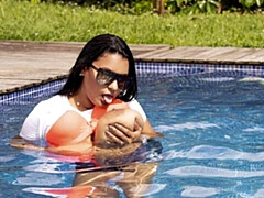 Amateur, Belle grosse femme bgf, Gros cul, Gros seins, Brunette brune, Masturbation, Piscine, Dénudage