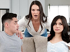 18 ans, Gros cul, Sucer une bite, En levrette, 2 femmes 1 homme, Seins naturels, Adolescente, Nénés