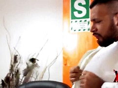 Gros seins, Brunette brune, Plantureuse, Énorme, Chatte, Se déshabiller, Suçant, Nénés