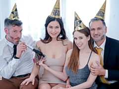 Grosser arsch, Grosser schwanz, Grosse titten, Blasen, Hundestellung, Flotter vierer, Dürr, Jungendliche (18+)