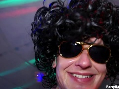 Pijpbeurt, Naakte man aangeklede vrouw, Orgie, Panty, Feest, Rijden, Kousen, Swinger