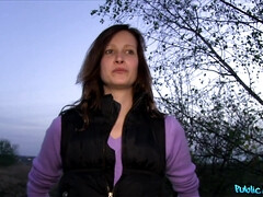 Tussi, Schönheit, Braunhaarige, Betrug, Handjob, Im freien, Pov, Öffentlich