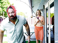 Gros cul, Grosse bite, Gros seins, Bikini, Blonde, Sucer une bite, En levrette, Mère que j'aimerais baiser