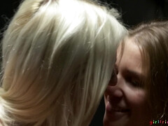 Блондинки, Чешки, Лесбиянка, Лизание, Натуральные сиськи, Киски, Чулки, Сиськи