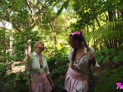 Salle de bains, Gros seins, Brunette brune, Cuisine, Jupe, Jarretelles, Tatouage, Nénés