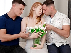 18 jaar, Grote kont, Grote mammen, Pijpbeurt, Dubbele penetratie, Roodharige vrouw, Mager, Tiener
