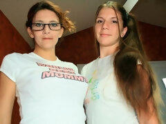 Pijpbeurt, Bruinharig, Sperma in mond, Sperma shot, 1 man 2 vrouwen, Handbeurt, Mager, Tiener