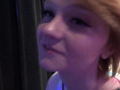 Enthousiasteling, Vingeren, Vriendin, Orgasme, Gezichtspunt, Openbaar, Kort haar, Rok