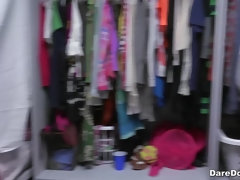 Grosser arsch, Blondine, Aufs gesicht abspritzen, Brille, Piercing, Muschi, Rasiert, Titten