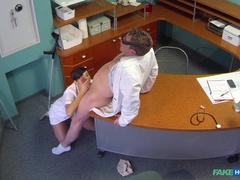 Sucer une bite, Tir de sperme, Médecin, En levrette, Doigter, Branlette thaïlandaise, Bureau, Chatte