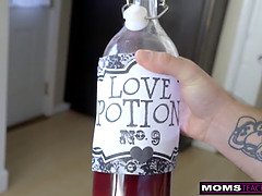 フェラチオ, ハードコア, 淫乱熟女, 小柄, ハメ撮り, 義母, ティーン, 三人